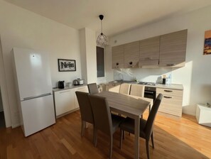 Un four, surface de cuisson, lave-vaisselle, cafetière-théière