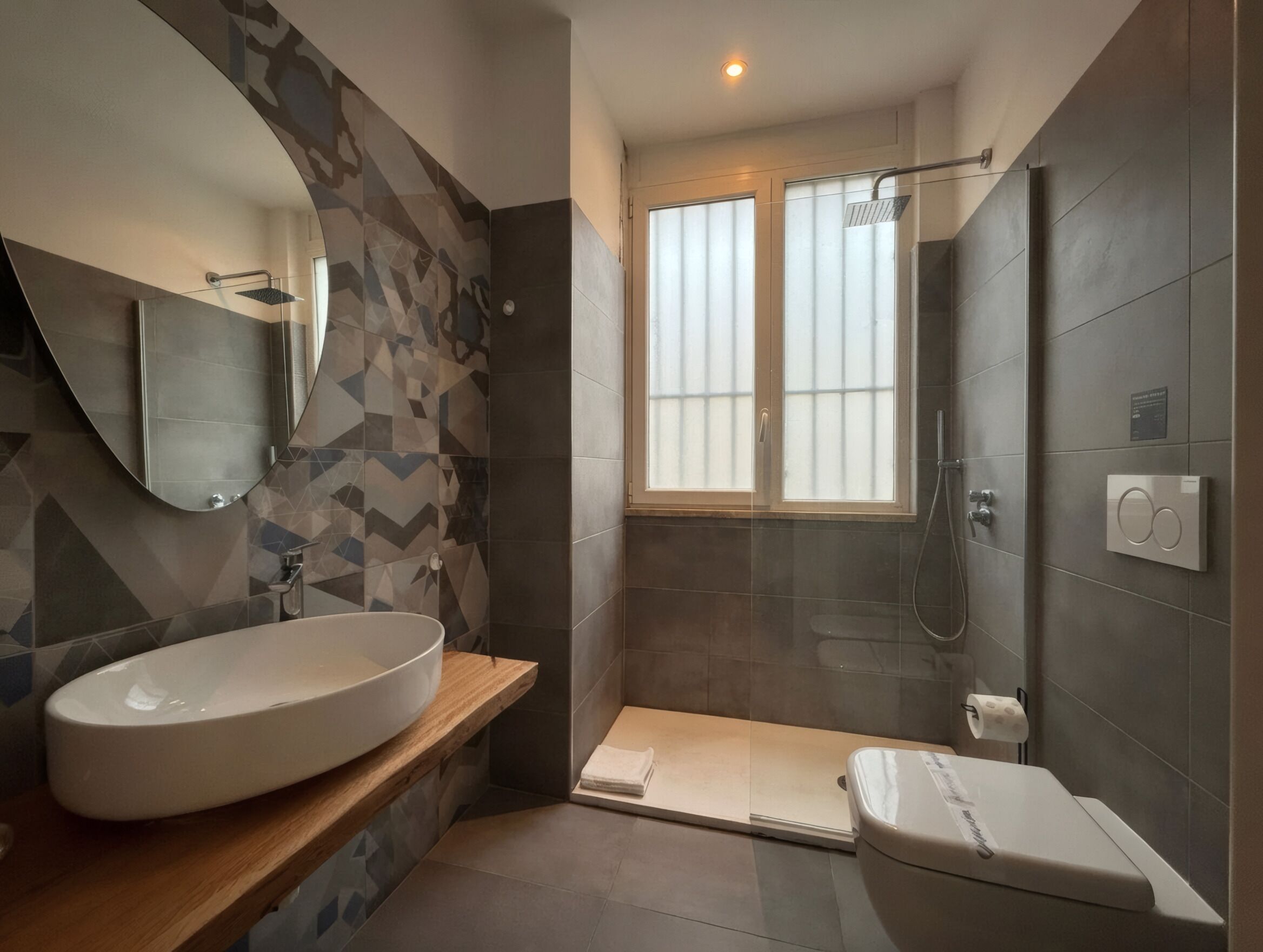 Douche, sèche-cheveux, bidet, serviettes fournies