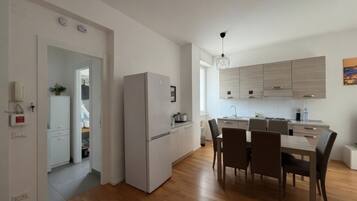 Frigorifero, forno, piano cottura, lavastoviglie