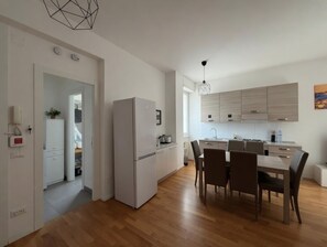 Oven, stovetop, dishwasher, coffee/tea maker