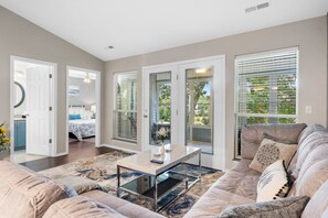 Living area - Linda's Haven (Branson)