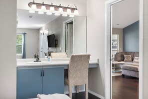 Condo, Multiple Beds, Kitchen, Garden View (Linda's Haven) | Bathroom - Linda's Haven (Branson)