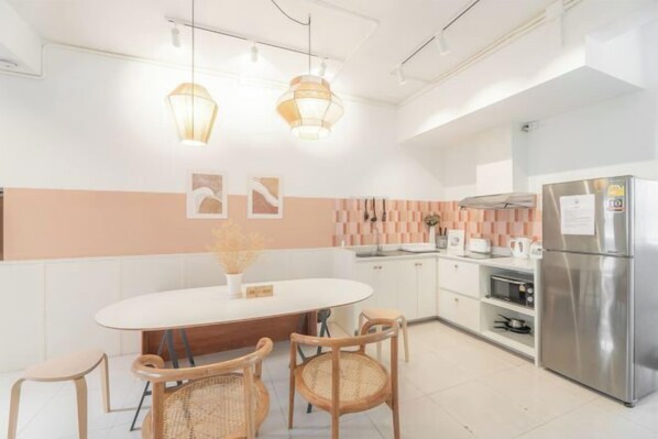 Restaurant - Craft Studio Apartment by Beginning with,3BR​ in Heart of Nimman (Chiang Mai)