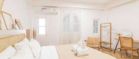 Cribs/infant beds