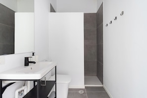 SĂšche-cheveux, serviettes fournies