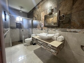 Villa Confort | Salle de bain | Serviettes fournies, savon, shampooing, papier de toilette