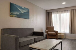 Suíte, 1 quarto, para não fumantes | Escrivaninha, espaço de trabalho para notebook, cortinas blackout