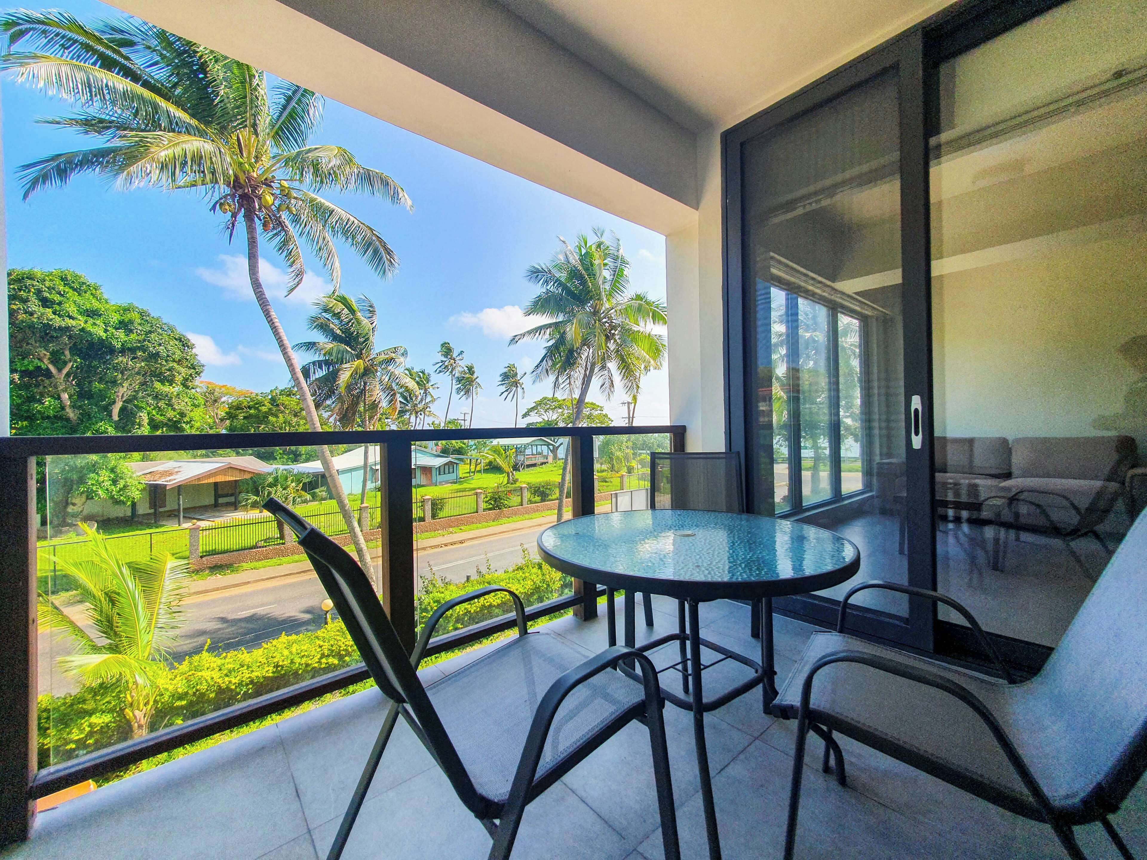 Tabla de planchar con plancha y ropa de cama 