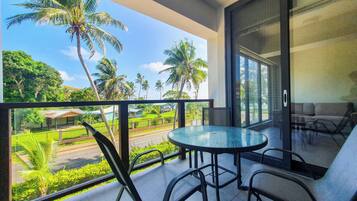 Tabla de planchar con plancha y ropa de cama