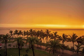 Tabla de planchar con plancha y ropa de cama