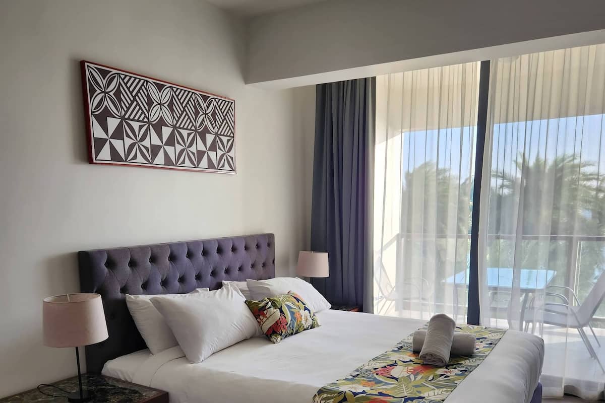 Tabla de planchar con plancha y ropa de cama