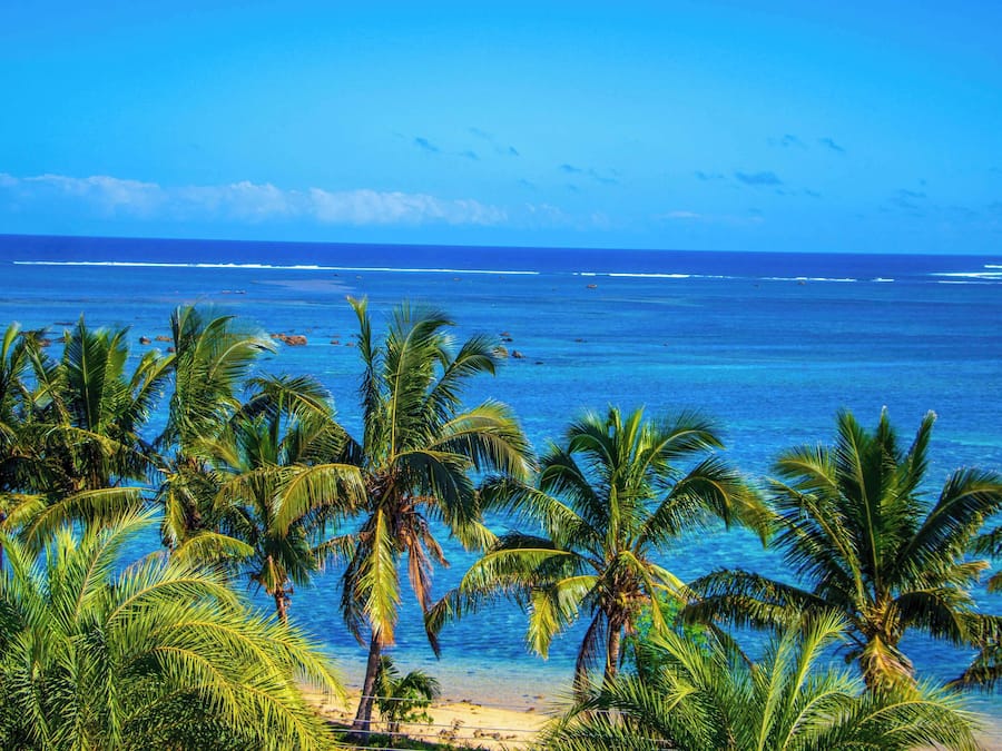 Een strijkplank/strijkijzer, beddengoed