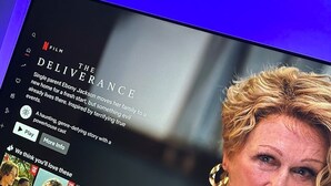 Un ordinateur portable affichant l’interface de Netflix, avec un film intitulé « The Deliverance », et une interface utilisateur comportant diverses icônes et options.
