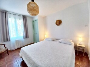 4 bedrooms, iron/ironing board, WiFi, bed sheets