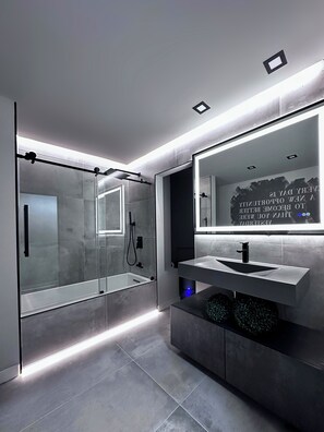 Een haardroger, een bidet, handdoeken, zeep