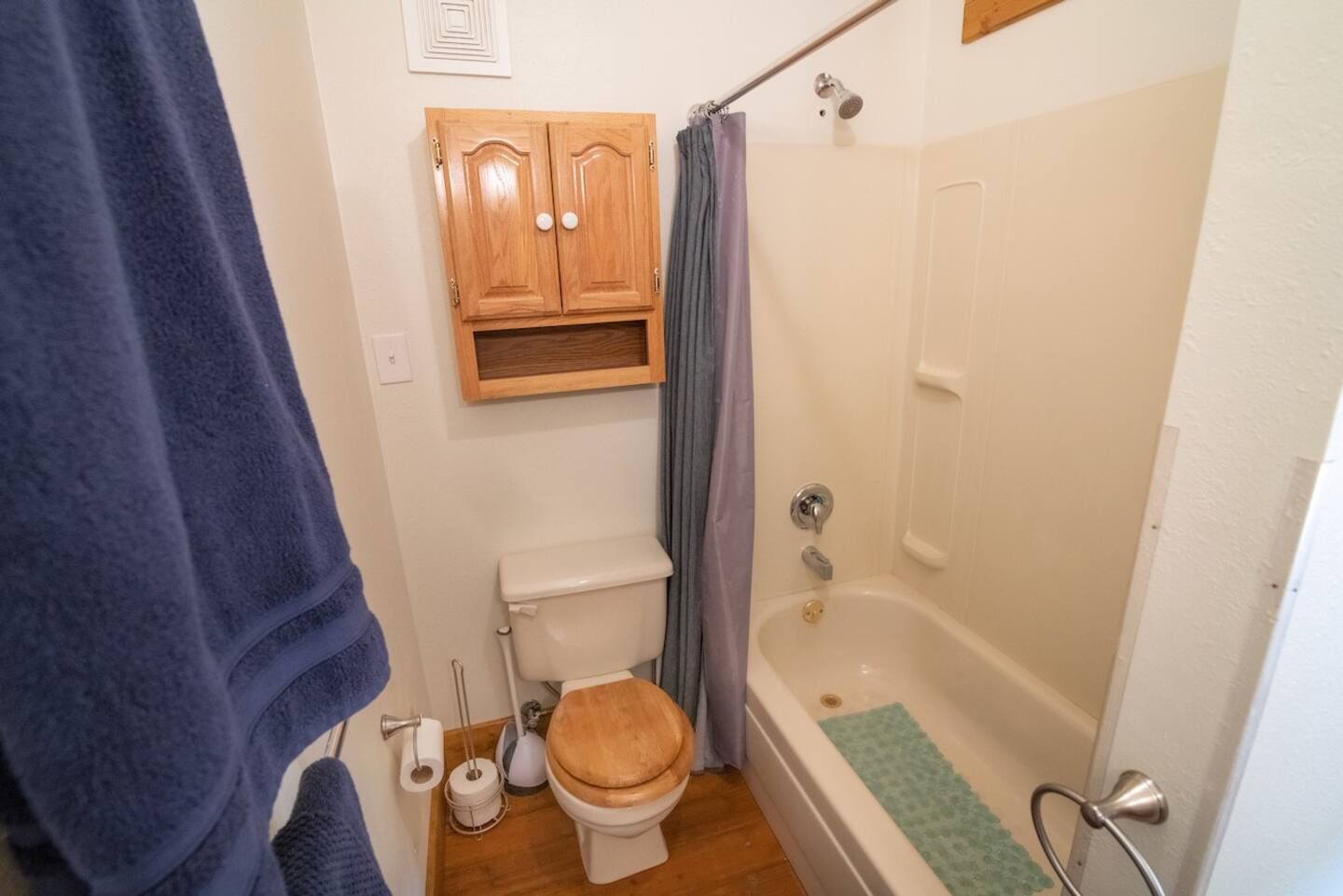 シャワー、タオル、石鹸、シャンプー