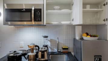 Refrigerador con freezer, microondas, placa de cocina