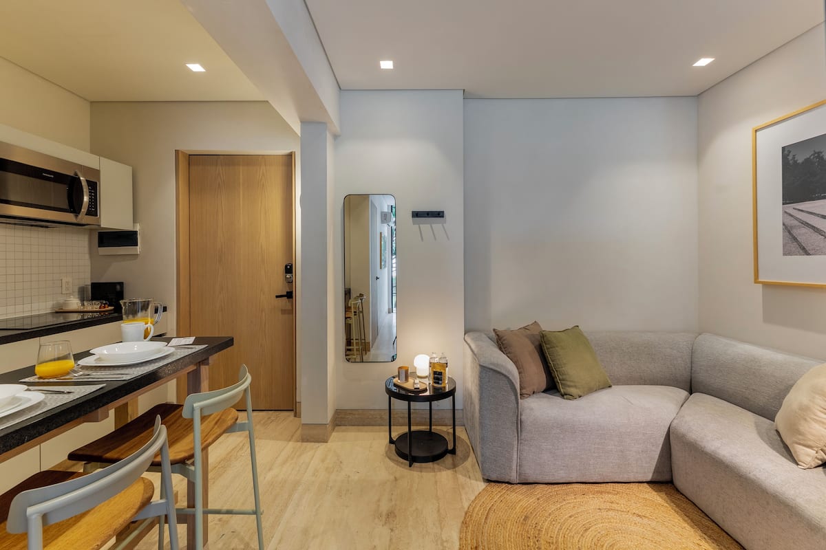 Deluxe loft | Woonruimte | Een 50-inch smart-tv met digitale zenders