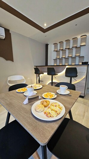 Petit déjeuner complet compris tous les jours