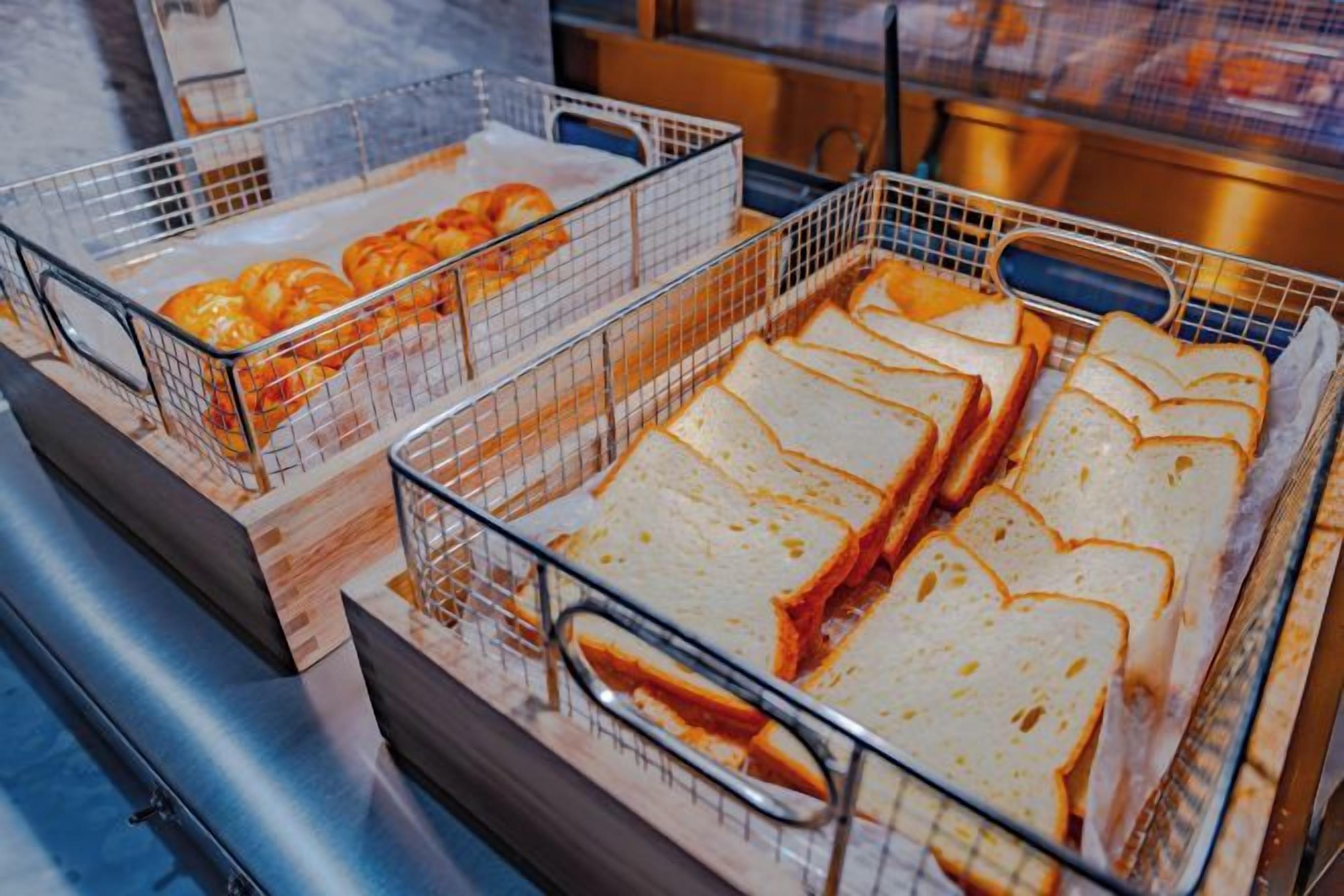 Safates amb diferents aliments, possiblement sandvitxos, en un entorn comercial.