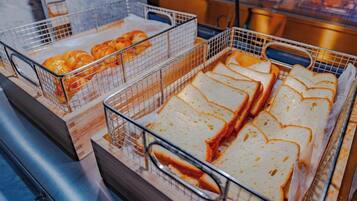 Safates amb diferents aliments, possiblement sandvitxos, en un entorn comercial.