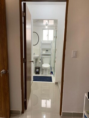 Douche, serviettes fournies, savon, papier toilette