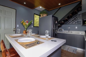 Fridge, microwave, oven, stovetop - Charming 2-bedroom villa surrounded by nature in phenomenal Monteverde with WiFi (Monteverde)