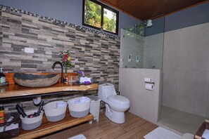 Een douche, een haardroger, handdoeken, zeep