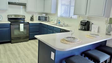 Casa, varias camas, patio, vista al jardín (Good Vibes Lake Havasu) | Cocina privada | Refrigerador, microondas, horno y parrilla de estufa