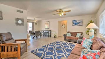 Casa, varias camas, patio, vista al jardín (Good Vibes Lake Havasu) | Área de sala de estar | Televisión de 42 pulgadas con canales por cable