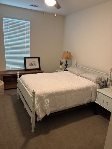Cozy 2-bedroom apartment with AC in soothing Covington