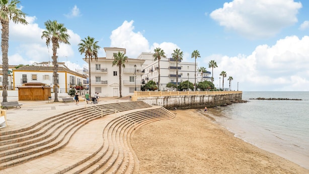 A beach with a curved staircase leading to a promenade, palm trees, and a building with balconies. - 2 bedroom nice apartment in Chipiona (Chipiona)