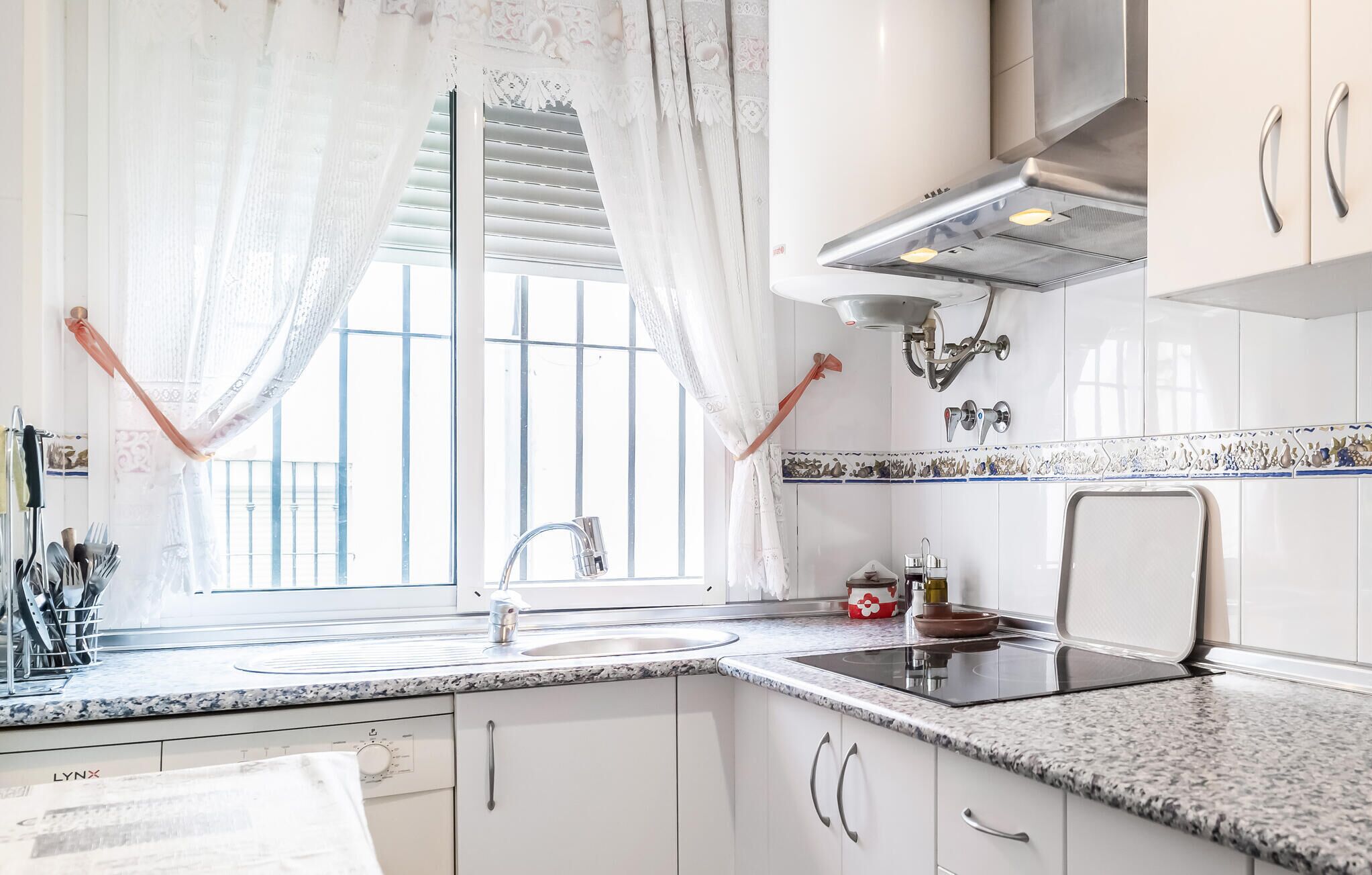 Een koelkast, een kookplaat