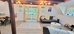 Smart-TV, Kamin, Videospiele, BĂŒcher