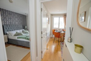 2 habitaciones, tabla de planchar con plancha, wifi y ropa de cama 