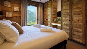 6 bedrooms, desk, iron/ironing board, WiFi