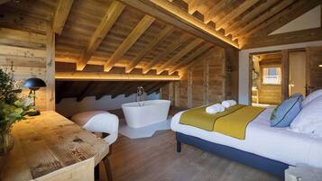 6 bedrooms, desk, iron/ironing board, WiFi