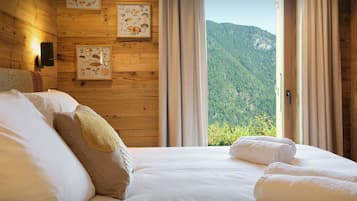 6 slaapkamers, een bureau, een strijkplank/strijkijzer, wifi