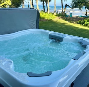 Outdoor spa tub