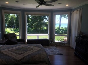 4 bedrooms, desk, iron/ironing board, free WiFi