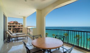 Outdoor dining - OCEANFRONT 2-bedroom resort in awesome Cabo San Lucas with AC, WiFi,fitness room (Cabo San Lucas)