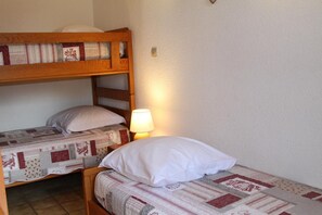 2 quartos, ferros/tábuas de passar roupa, berço de viagem
