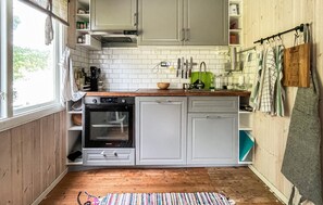 Fridge, stovetop, dishwasher, coffee/tea maker - 2 bedroom cozy home in Hindås (Hindås)