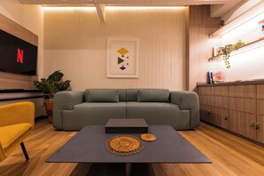 Smart TV, books - - ¡ Central & Stylish 2BDR Unit ! - (Medellín)