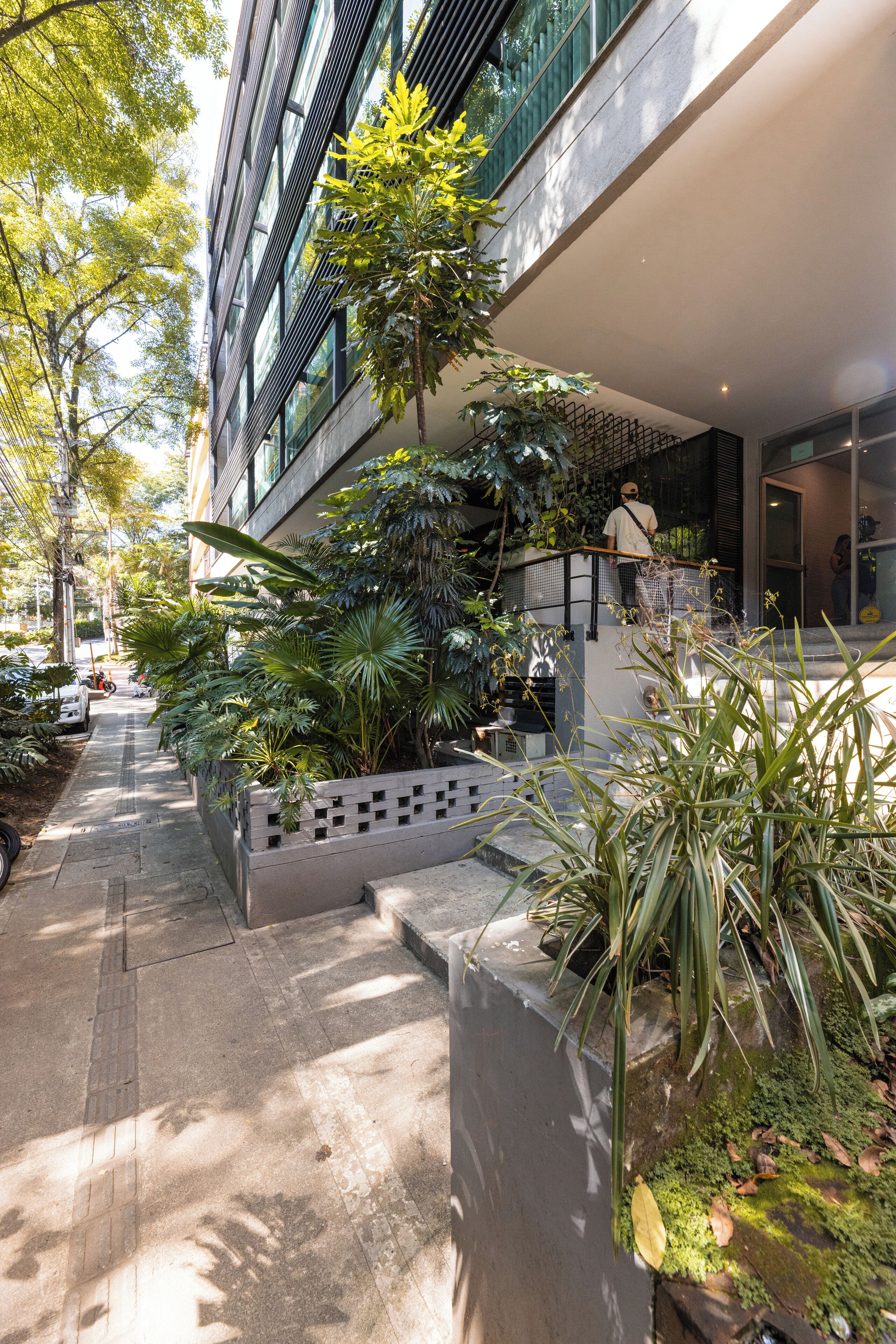 المنطقة المحيطة بالمنشأة