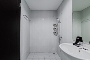 Studio Deluxe | Salle de bain | Douche, serviettes fournies