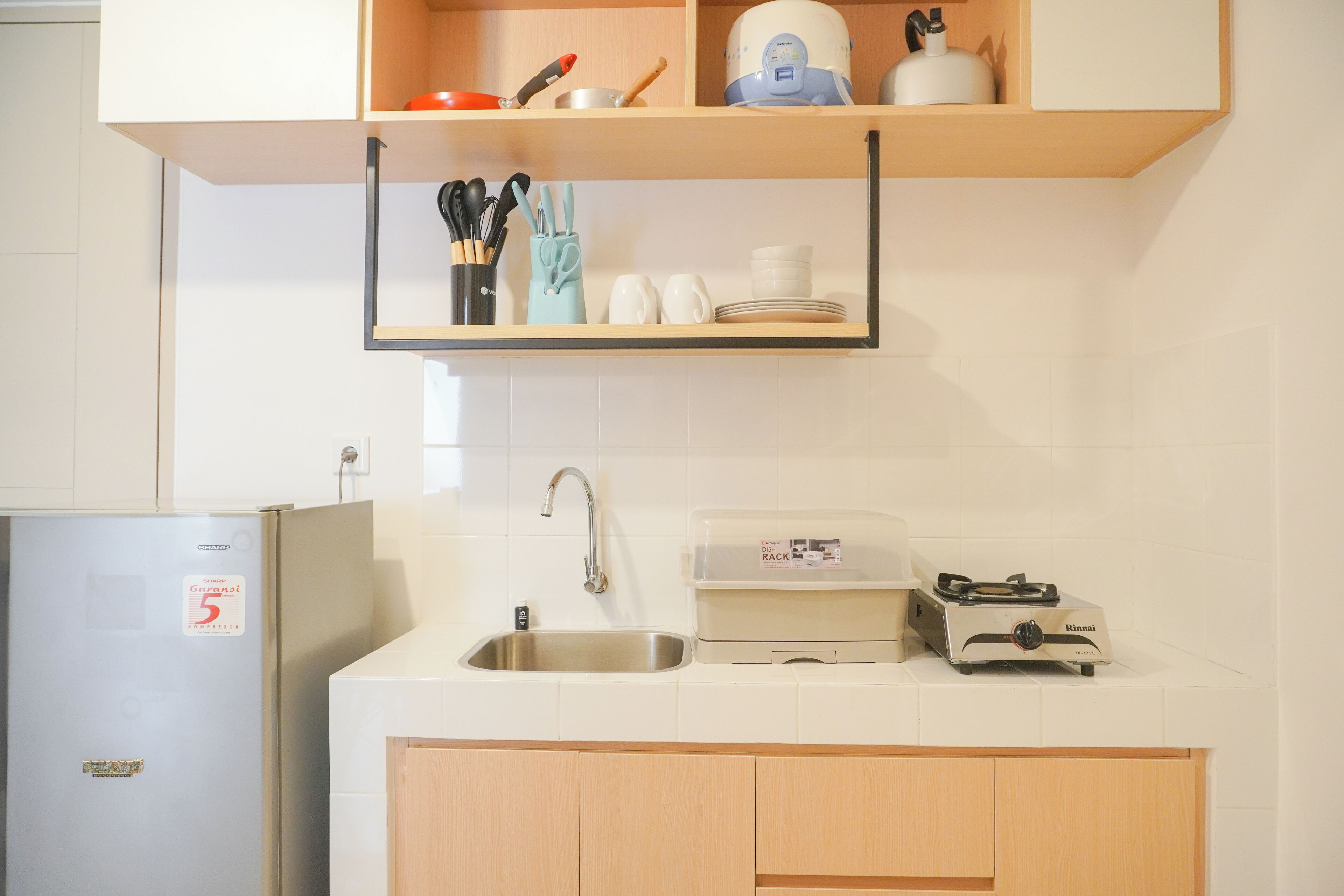 Apartemen Deluks | Dapur pribadi | Lemari es kecil, kompor, dan penanak nasi