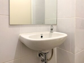 Estudio Deluxe | Baño | Regadera, amenidades de baño gratuitas, toallas, jabón 