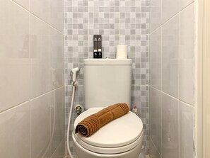 Deluxe Studio | Bathroom | Shower, free toiletries, towels, soap - Well Designed And Cozy Studio At Tokyo Riverside Pik 2 Apartment (Teluknaga)