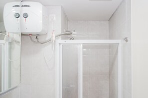 Apartamento luxo | Banheiro | Chuveiro, toalhas de banho, sabonete, shampoo